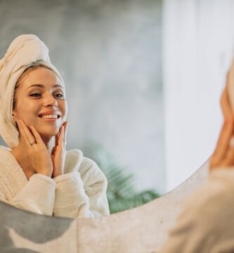 Flat lay of sensitive skin-friendly skincare products including aloe vera, green tea extract, and fragrance-free moisturizer